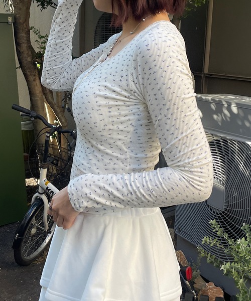 ROGER AND RAW（ロジャーアンドロウ）の「[カップ付き]フローラルプリントネックレースロンT（Tシャツ/カットソー・レディース・ブラック/ホワイト/ベージュ・FREE）」の9枚目の写真