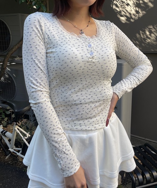 ROGER AND RAW（ロジャーアンドロウ）の「[カップ付き]フローラルプリントネックレースロンT（Tシャツ/カットソー・レディース・ブラック/ホワイト/ベージュ・FREE）」の4枚目の写真