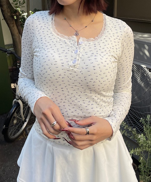ROGER AND RAW（ロジャーアンドロウ）の「[カップ付き]フローラルプリントネックレースロンT（Tシャツ/カットソー・レディース・ブラック/ホワイト/ベージュ・FREE）」の5枚目の写真