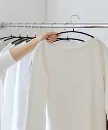 Kagulie（カグリエ）の「simpleeTONE 肩に跡がつきにくいアーチ型ハンガー 同色セット(10本セット)（収納グッズ）」