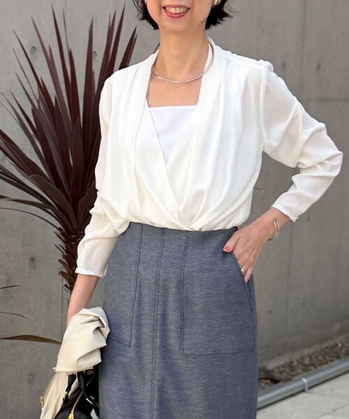 MICO COULIER（ミコクリエ）の「ドレープ&タックブラウス（シャツ/ブラウス・レディース・ベビーピンク/ネイビー/ブルー/オフホワイト・38）」の2枚目の写真