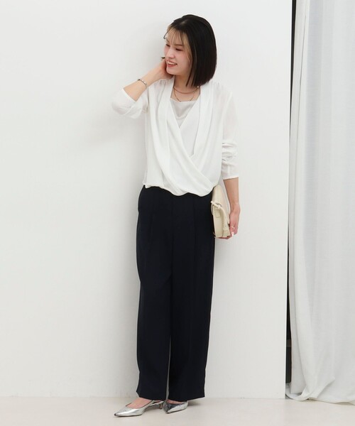 MICO COULIER（ミコクリエ）の「ドレープ&タックブラウス（シャツ/ブラウス・レディース・ベビーピンク/ネイビー/ブルー/オフホワイト・38）」の9枚目の写真