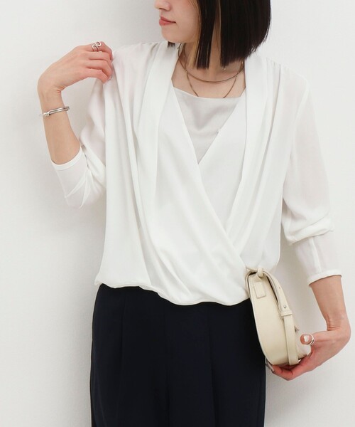 MICO COULIER（ミコクリエ）の「ドレープ&タックブラウス（シャツ/ブラウス・レディース・ベビーピンク/ネイビー/ブルー/オフホワイト・38）」の10枚目の写真