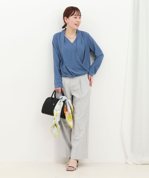 MICO COULIER（ミコクリエ）の「ドレープ&タックブラウス（シャツ/ブラウス・レディース・ベビーピンク/ネイビー/ブルー/オフホワイト・38）」の17枚目の写真