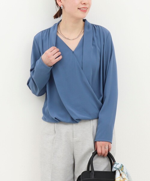 MICO COULIER（ミコクリエ）の「ドレープ&タックブラウス（シャツ/ブラウス・レディース・ベビーピンク/ネイビー/ブルー/オフホワイト・38）」の18枚目の写真