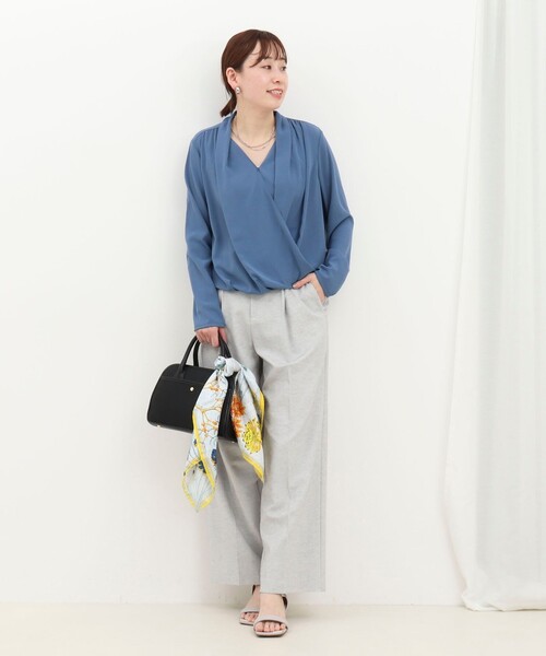 MICO COULIER（ミコクリエ）の「ドレープ&タックブラウス（シャツ/ブラウス・レディース・ベビーピンク/ネイビー/ブルー/オフホワイト・38）」の22枚目の写真