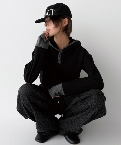 Дотт Henley-Neck худи — чёрный