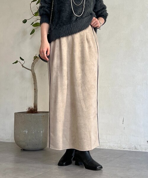 un dix cors（アンディコール）の「スエードIラインスカート（スカート・レディース・アイボリー/ピンクベージュ/グレイッシュベージュ/チャコールグレー・FREE）」の3枚目の写真
