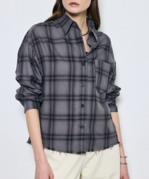 AZUL by moussy(アズールバイマウジー)の「アーバンチェックフリンジショートシャツ(シャツ/ブラウス・レディース・アイボリー/ベージュ系その他/ブラック系その他・FREE)」の2枚目の写真
