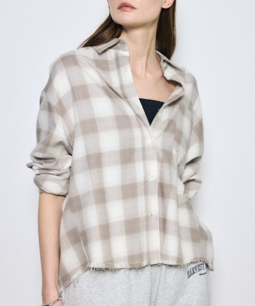 AZUL by moussy(アズールバイマウジー)の「アーバンチェックフリンジショートシャツ(シャツ/ブラウス・レディース・アイボリー/ベージュ系その他/ブラック系その他・FREE)」の3枚目の写真