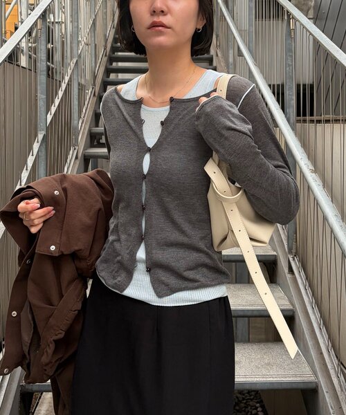 CAPRICIEUX LE'MAGE（カプリシューレマージュ）の「タンクSETアームラインカーディガン（カーディガン/ボレロ・レディース・グレー/ピンク/ブラック・FREE）」の5枚目の写真