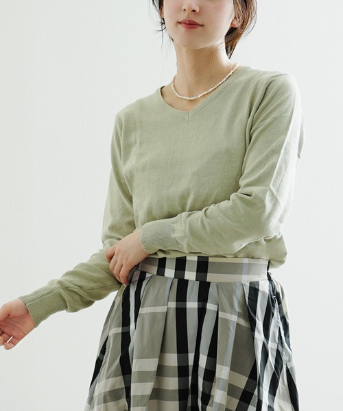 zootie（ズーティー）の「オーディナリー コットンニット セーター［Vネック］（ニット/セーター・レディース・ライトグリーン/ライム/ベージュ系その他/ネイビー/チャコール/サンドベージュ/イエロー系その他/ブルー系その他2/ライトピンク/ブラック/チェリーピンク/杢グレー/オフホワイト・M/L/LL/3L）」の9枚目の写真