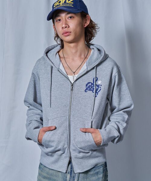 SEQUENZ（シークエンズ）の「【sqnz（エスキュンズ）】sqnz logo pt zip p/k / ユニセックス ジップパーカー フーディ 裏毛 ワンポイント ダブルジップ 花柄 星柄（パーカー・メンズ・その他3/その他4/グレー/モカ・MEDIUM/LARGE/SMALL）」の2枚目の写真
