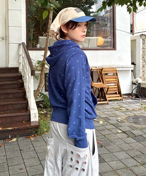 SEQUENZ（シークエンズ）の「※WEB限定 / 花柄×星柄プリント / ロゴ裏毛ジップパーカー / sqnz logo pt zip p/k（パーカー・レディース・その他3/その他4/グレー/モカ・MEDIUM/LARGE/SMALL）」の16枚目の写真
