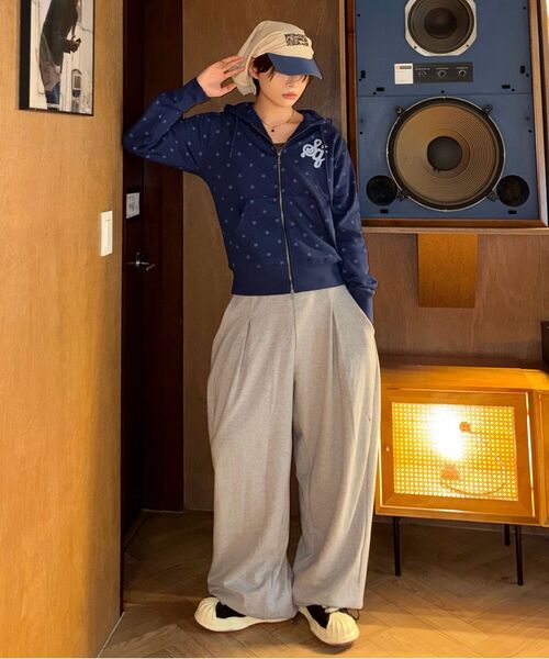 SEQUENZ（シークエンズ）の「※WEB限定 / 花柄×星柄プリント / ロゴ裏毛ジップパーカー / sqnz logo pt zip p/k（パーカー・レディース・その他3/その他4/グレー/モカ・MEDIUM/LARGE/SMALL）」の11枚目の写真