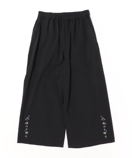 SUPER HAKKA(スーパーハッカ)の「レーヨンナイロンストレッチ フラワーワンポイント刺繍ワイドパンツ(その他パンツ・レディース・グレー/ベージュ/ブラック・S/M)」の2枚目の写真