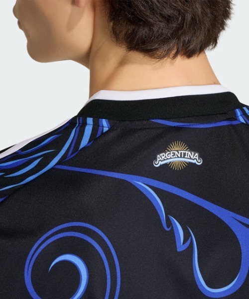 adidas（アディダス）の「アルゼンチン代表 26 アウェイ レプリカ ユニフォーム / アディダス adidas（Tシャツ/カットソー・メンズ・ブラック・XX-LARGE/XXX-LARGE/LARGE/MEDIUM/SMALL/X-LARGE）」の5枚目の写真