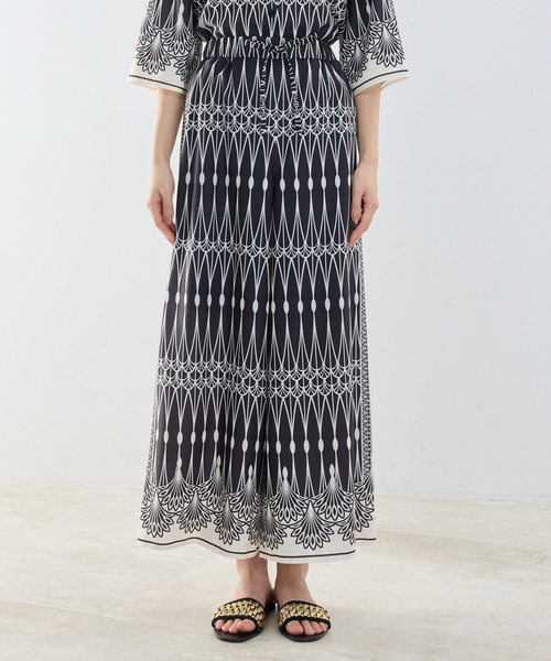 NARACAMICIE（ナラカミーチェ）の「【NARACAMICIE】【セットアップ対応】ライン幾何柄パンツ（その他パンツ・レディース・ホワイト/ブラック・M/XL）」の3枚目の写真