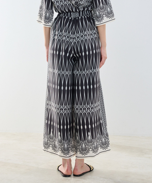 NARACAMICIE（ナラカミーチェ）の「【NARACAMICIE】【セットアップ対応】ライン幾何柄パンツ（その他パンツ・レディース・ホワイト/ブラック・M/XL）」の5枚目の写真