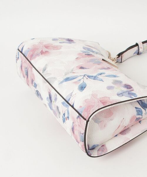 LUCCI Shoulder Bag ショルダーバッグ | GUESS(ゲス) JAPAN 公式