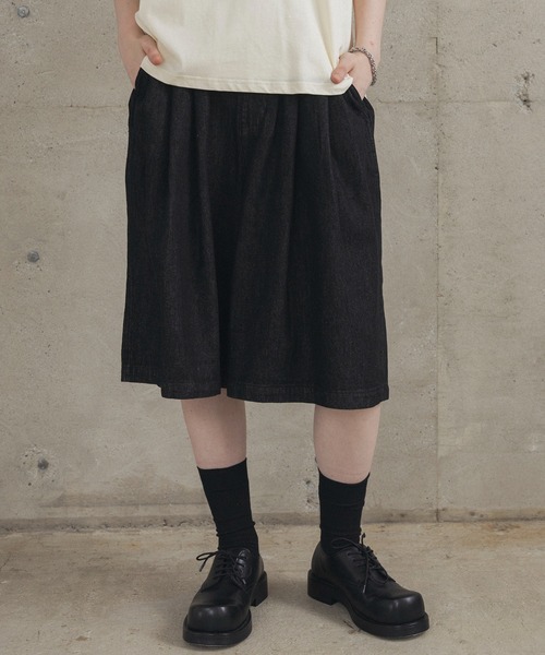 Confirm(コンファーム)の「TR / デニム / 箔デニム ワイドストレートスラックスハーフパンツ(デニムパンツ・メンズ・ブラック/ブラック系その他2/ブラック系その他・M/L)」の3枚目の写真