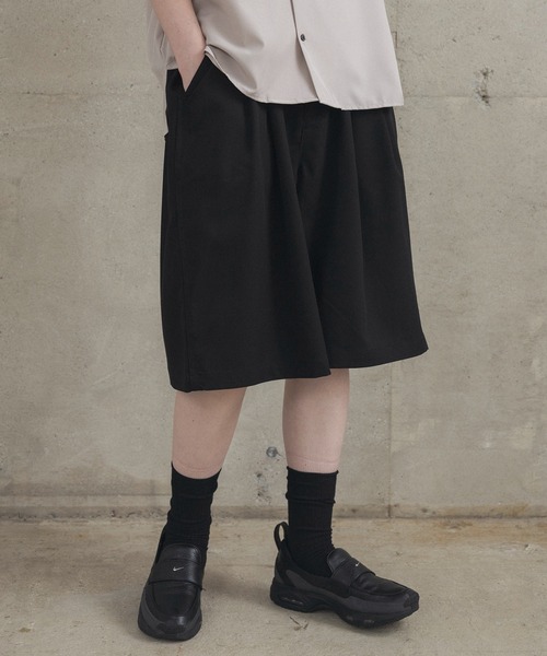 Confirm(コンファーム)の「TR / デニム / 箔デニム ワイドストレートスラックスハーフパンツ(デニムパンツ・メンズ・ブラック/ブラック系その他2/ブラック系その他・M/L)」の2枚目の写真