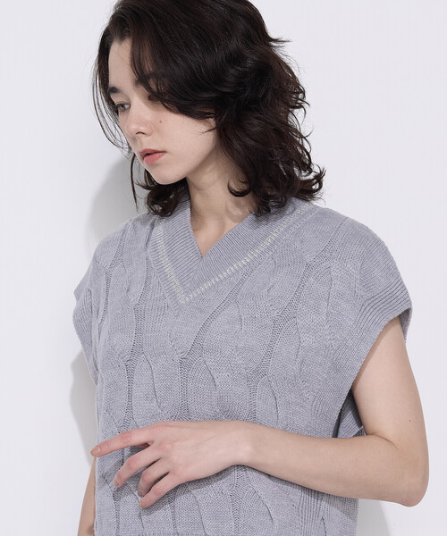 Gabardine K.T(ギャバジンケーティー)の「ケーブルニットベスト付き ワンピース(ワンピース・レディース・ブラック/グレー・9号/7号)」の9枚目の写真