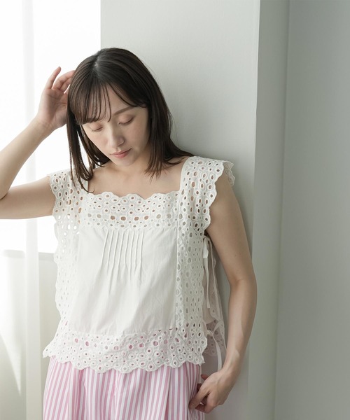 mili an deni（ミリアンデニ）の「オープンサイドスカラップレースベスト（ベスト・レディース・オフホワイト/ブラック・M）」の4枚目の写真