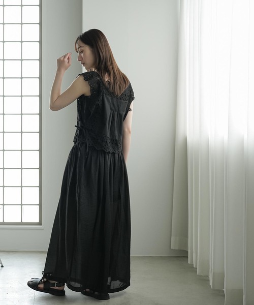 mili an deni（ミリアンデニ）の「オープンサイドスカラップレースベスト（ベスト・レディース・オフホワイト/ブラック・M）」の12枚目の写真