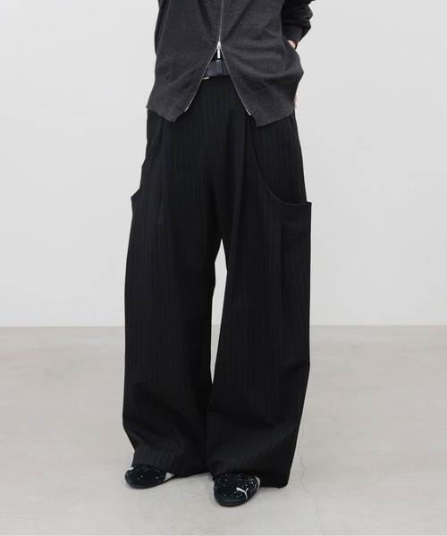 HONE(ホーン)の「volume tuck curve wide stripe slacks/ ボリュームタックカーブワイドストライプスラックス(スラックス・メンズ・ブラック/ブラウン/グレー・SMALL/MEDIUM)」の1枚目の写真