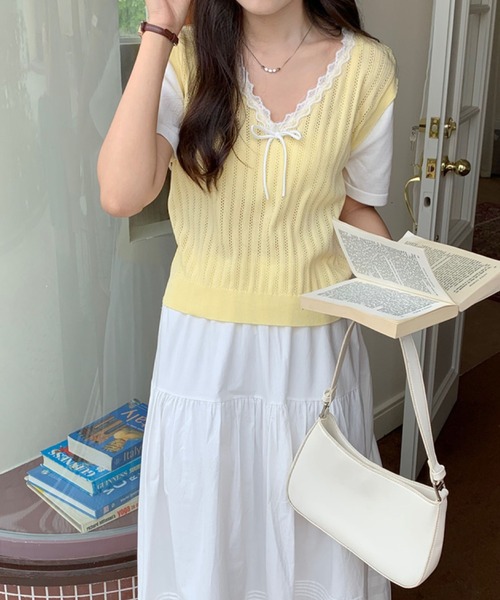 2ly2(トゥーリートゥー)の「レースリボン 透かし編み ニットベスト風ドッキングトップス(ニット/セーター・レディース・イエロー/ブルー/ブラック/ホワイト・FREE)」の1枚目の写真