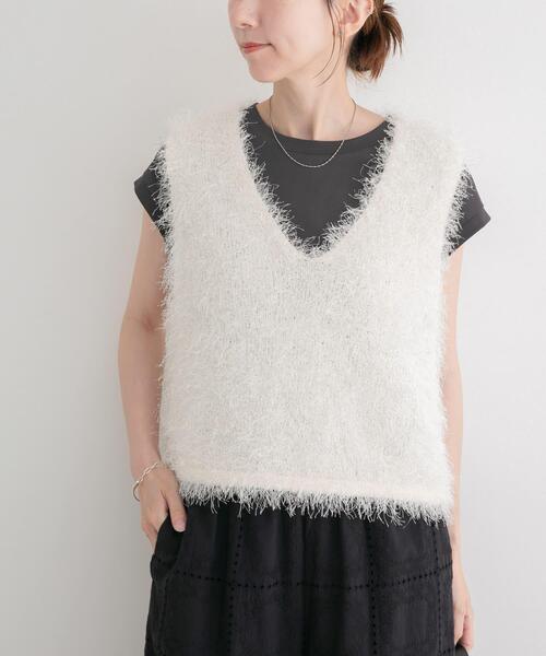ITEMS URBANRESEARCH(アイテムズ アーバンリサーチ)の「フェザーVネックニットベスト(ベスト・レディース・グレー/オフホワイト/ブラウン・FREE)」の2枚目の写真