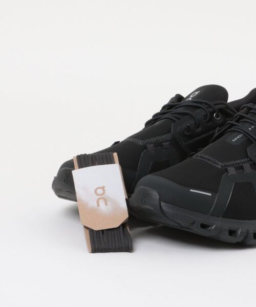 On（オン）の「【On】3MF10071043 Cloud 6（スニーカー・メンズ・ブラック・28/27.5/27/26.5/28.5）」の2枚目の写真