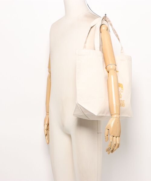 Ol' Basics（オールベーシックス）の「Ol' Basics（オール・ベーシックス） トートバッグ キャンバス ブルドッグ&フラッグイラスト カレッジロゴ プリント 鞄 BAG アメカジ メンズ レディース ユニセックス MLサイズ（トートバッグ・レディース・ベージュ系1/ベージュ系2・FREE）」の7枚目の写真