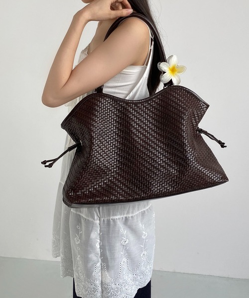 LA VORAGINE(ラ ヴォラジネ)の「編み込みトート 大容量通勤トートバッグ ドロストバッグ(トートバッグ・レディース・BROWN/アイボリー/Black・FREE)」の4枚目の写真