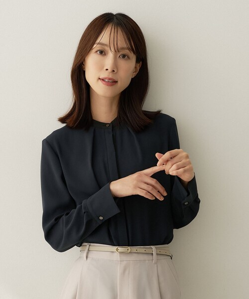 UNTITLED(アンタイトル)の「【スーツインナー/仕事着】配色ラインブラウス(シャツ/ブラウス・レディース・ホワイト系5/ライトグレー系4/ネイビー系4・00/03/02/01/50/48/46/44/04)」の3枚目の写真