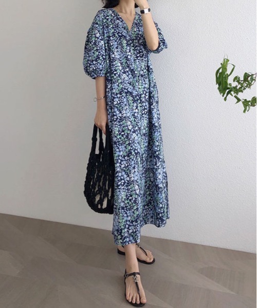 &soiree(アンドソワレ)の「Vネック花柄ビックシルエットワンピース(ワンピース・レディース・ネイビー・SMALL/X-LARGE/LARGE/MEDIUM)」の3枚目の写真