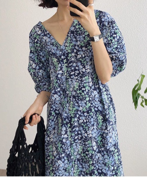 &soiree(アンドソワレ)の「Vネック花柄ビックシルエットワンピース(ワンピース・レディース・ネイビー・SMALL/X-LARGE/LARGE/MEDIUM)」の5枚目の写真