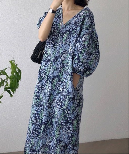 &soiree(アンドソワレ)の「Vネック花柄ビックシルエットワンピース(ワンピース・レディース・ネイビー・SMALL/X-LARGE/LARGE/MEDIUM)」の4枚目の写真
