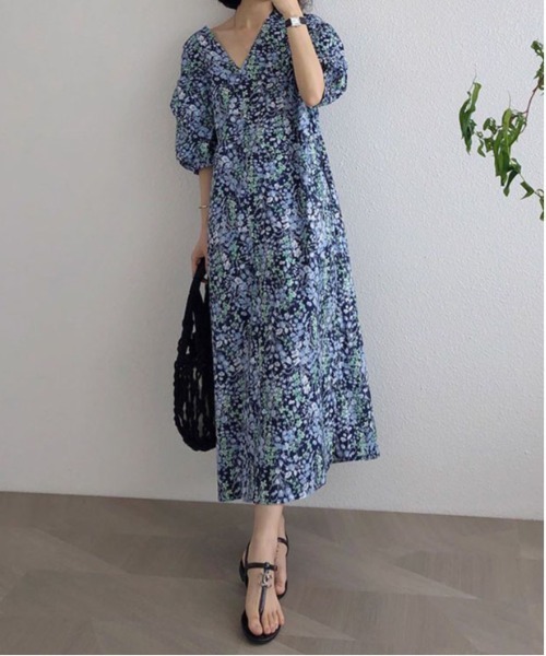 &soiree(アンドソワレ)の「Vネック花柄ビックシルエットワンピース(ワンピース・レディース・ネイビー・SMALL/X-LARGE/LARGE/MEDIUM)」の2枚目の写真