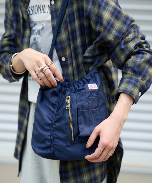 OUTDOOR PRODUCTS(アウトドアプロダクツ)の「追加 MA-1 Drawstring BAG(ショルダーバッグ・レディース・ブラック/ネイビー/カーキ・FREE)」の3枚目の写真