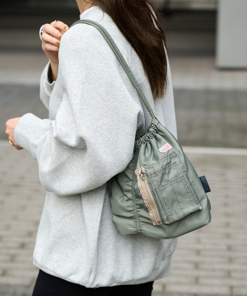 OUTDOOR PRODUCTS(アウトドアプロダクツ)の「追加 MA-1 Drawstring BAG(ショルダーバッグ・レディース・ブラック/ネイビー/カーキ・FREE)」の2枚目の写真