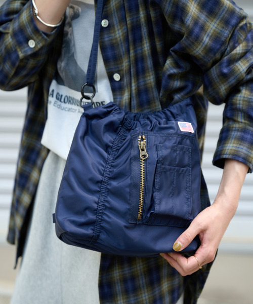 OUTDOOR PRODUCTS(アウトドアプロダクツ)の「追加 MA-1 Drawstring BAG(ショルダーバッグ・レディース・ブラック/ネイビー/カーキ・FREE)」の13枚目の写真