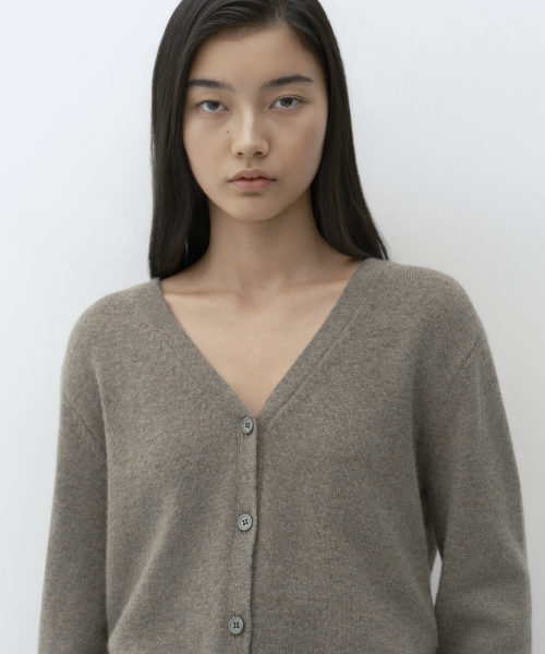 MUSINSA STANDARD WOMAN（ムシンサスタンダードウーマン）の「[ビクトリアウール] レディース Vネックカーディガン [トープ]（カーディガン/ボレロ・レディース・その他・X-SMALL/SMALL/MEDIUM/LARGE）」の4枚目の写真