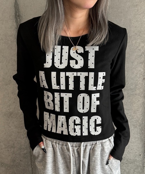 lilful(リルフル)の「レタリングロゴ クロップド丈 起毛ロンT(Tシャツ/カットソー・レディース・ホワイト/ブラック・F)」の2枚目の写真