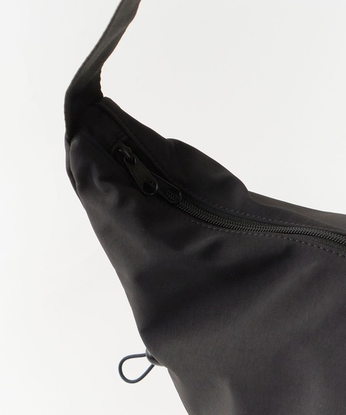 UNSTOA(アンストア)の「Zip Design Shoulder Bag 秋服 冬服(ショルダーバッグ・レディース・アイボリー/ブラック・FREE)」の9枚目の写真