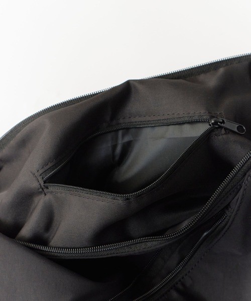 UNSTOA(アンストア)の「Zip Design Shoulder Bag 秋服 冬服(ショルダーバッグ・レディース・アイボリー/ブラック・FREE)」の3枚目の写真