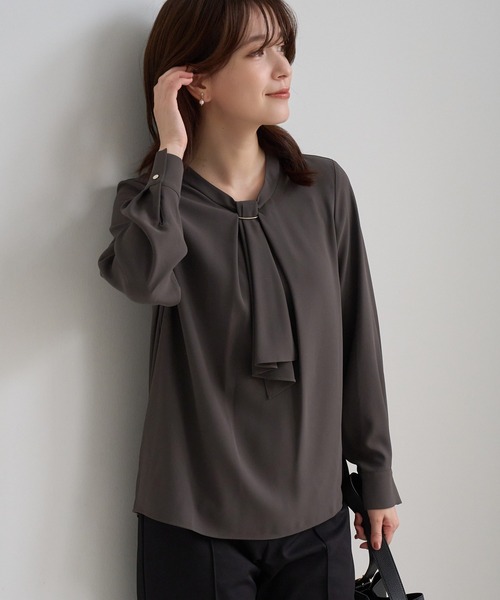 ROPE' PICNIC(ロペピクニック)の「【WEB限定サイズ】メタルパーツ フロントフリル タイ ロングスリーブ ブラウス(シャツ/ブラウス・レディース・ホワイト/チャコールグレー/ベージュ/サックスブルー・S/M/L)」の1枚目の写真