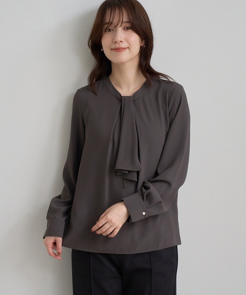 ROPE' PICNIC(ロペピクニック)の「【WEB限定サイズ】メタルパーツ フロントフリル タイ ロングスリーブ ブラウス(シャツ/ブラウス・レディース・ホワイト/チャコールグレー/ベージュ/サックスブルー・S/M/L)」の9枚目の写真