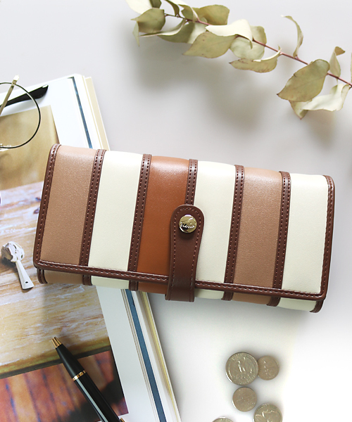 Clelia(クレリア)の「マルチカラー大容量アコーディオン長財布(財布・レディース・パープル系その他/レッド系その他/エメラルド/ピンク系その他/モカ/ラベンダー/ブルー系その他/レッド系その他2/ピンク系その他2/ブルー系その他2/ブラウン系その他/レッド系その他3/イエロー系その他/ブラウン系その他2/その他2/その他1/ピンク系その他3/パープル系その他2/ブラウン系その他3/グレー系その他/ブラウン系その他4/イエロー系その他2/ブラック/ベージュ/ネイビー/チョコ/キャメル/その他3/その他4/ブラウン系その他5/ピンク系その他4/ピンク×イエロー/グリーン×オレンジ/イエロー×グレー/ブラウン系その他6/バーガンディー/ピンク/ライトグリーン/ライトブラウン/モスグリーン/イエロー系その他3/グリーン系その他/A/D/B/C・ONE SIZE)」の4枚目の写真